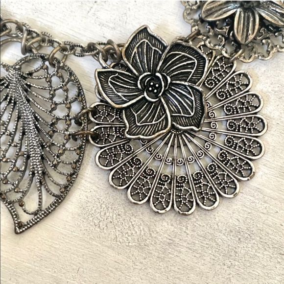 Premier Designs Silver Floral Necklace - Picture 8 of 13